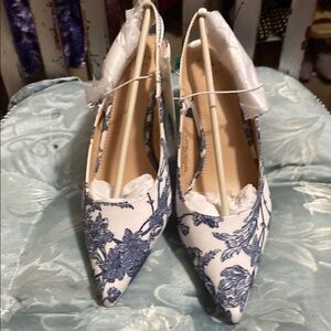 Vintage-Inspired Blue and White toile print 2” heels size 6